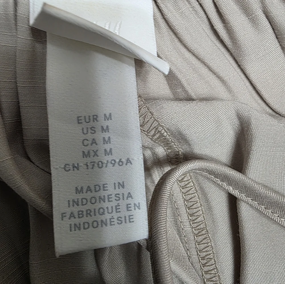 H&M FLOWING DRESS NEW W/O TAGS SIZE MEDIUM - Picture 3 of 15